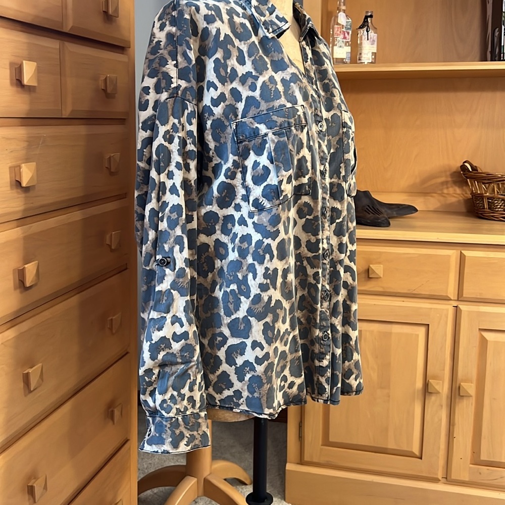 EUC r//c size small leopard print button down top - Picture 10 of 11